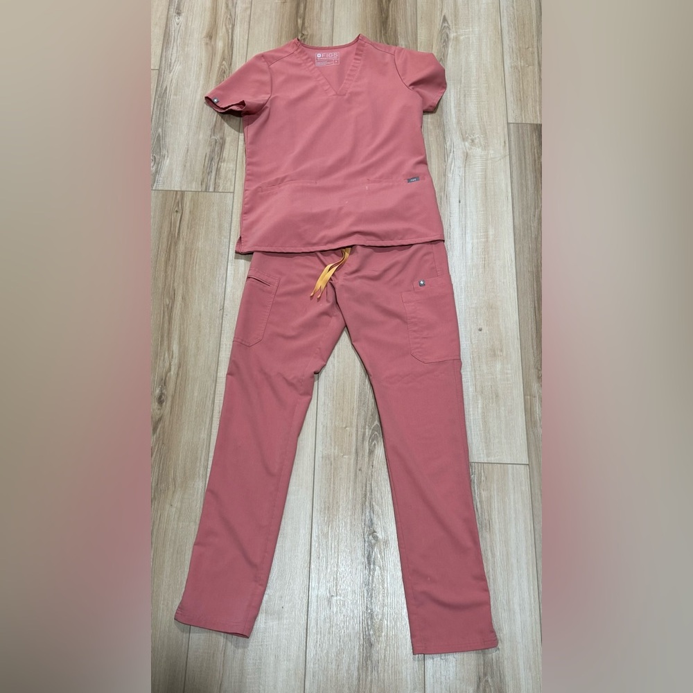 FIGS scrub set S top, S/T bottoms Coral